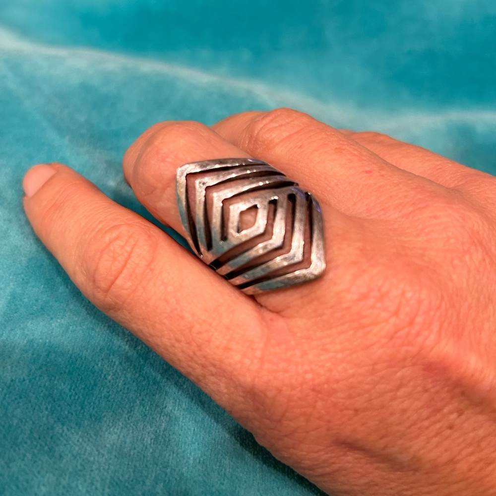 3 /$21⚡️Silver Chevron Pattern Ring - Size 8